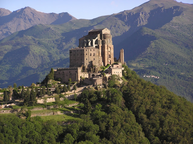 Il sacro santuario di San Michele si trova all'imbocco della Val di Susa, luogo di costruzione della Tav