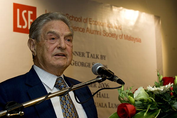 George Soros durante una conferenza in Malesia