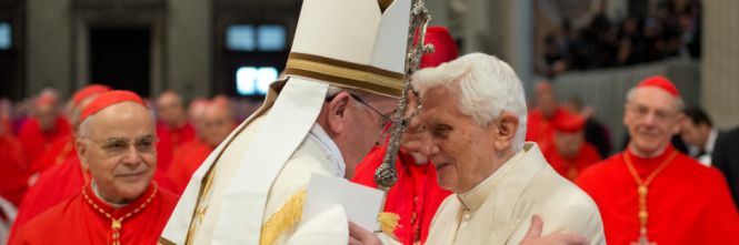 Bergoglio che fissa Ratzinger negli occhi