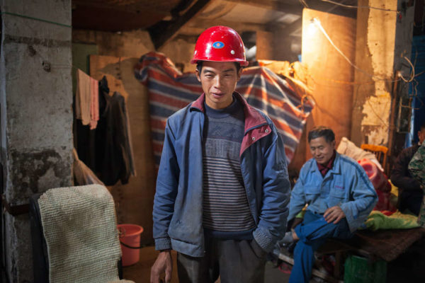 Operai nei sotterranei di Chongqing, in Cina