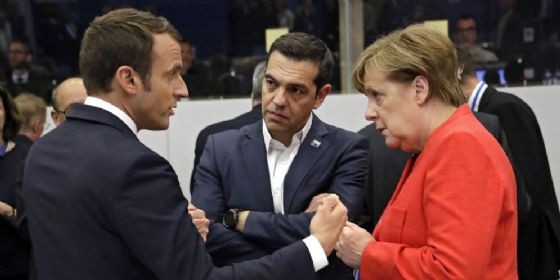 Il premier greco Alexis Tsipras con il presidente francese Emmanuel Macron e la cancelliera tedesca Angela Merkel