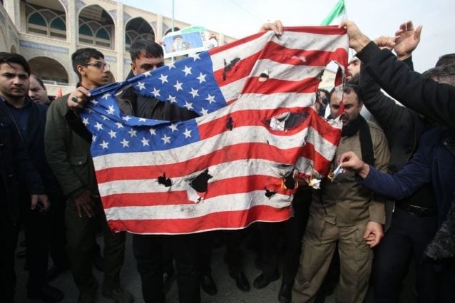 https://staticfanpage.akamaized.net/wp-content/uploads/2020/01/iraniani-bruciano-bandiera-638x425.jpg