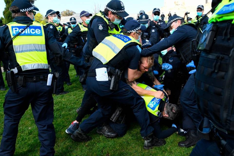 Proteste anti-lockdown a Melbourne, scontri e arresti