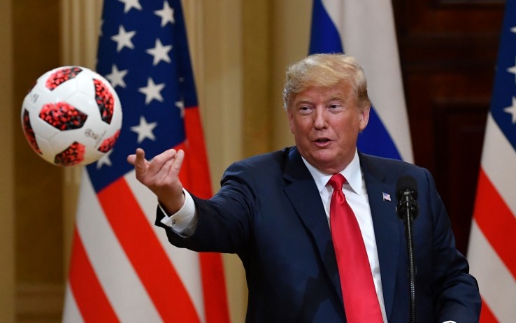 Putin regala pallone dei Mondiali a Trump, che lo lancia a Melania | Sky TG24
